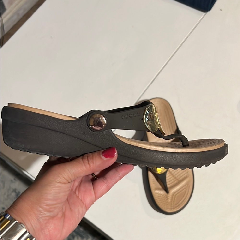 Crocs Women's Brown and Gold Sandals size 6 vacation, summer, beach - Picture 3 of 11